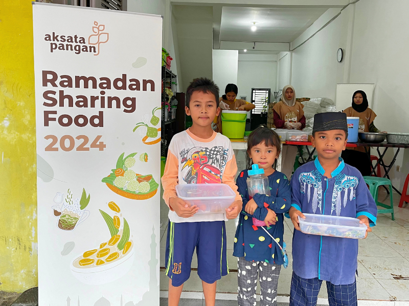 Orang Mendapatkan Paket Berbuka
